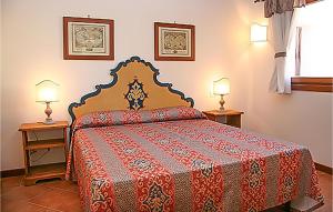 a bedroom with a bed and two lamps on tables at Bilo 4 in Cuile Pazzoni