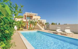 uma villa com piscina em frente a uma casa em Amazing Home In Menfi -ag- With 3 Bedrooms, Wifi And Private Swimming Pool em Menfi
