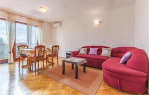 Šegotićiにある6 Bedroom Nice Home In Segoticiのリビングルーム(赤いソファ、テーブル付)
