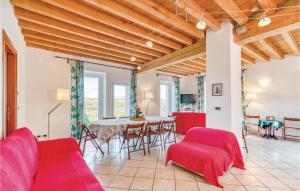 - un salon avec des chaises rouges et une table dans l'établissement Villa Bellavista, à Lequio Tanaro