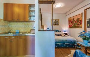 eine Küche und ein Schlafzimmer mit einem Bett in der Unterkunft Stunning Apartment In Novigrad With Wifi in Novigrad Istria
