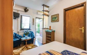 ein kleines Schlafzimmer mit einem Bett und einer Tür in der Unterkunft Stunning Apartment In Novigrad With Wifi in Novigrad Istria