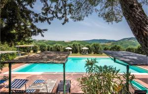 una piscina con vistas a las montañas en Materno 4 en Radicondoli