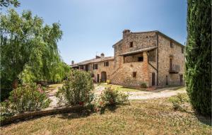 an old stone house with flowers in a yard at Materno 4 in Radicondoli