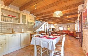 Η κουζίνα ή μικρή κουζίνα στο Holiday Home Puntera With A Fireplace 05