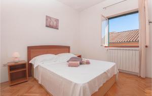 Posteľ alebo postele v izbe v ubytovaní 3 Bedroom Lovely Apartment In Brodarica + 13 fotografií
