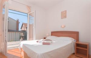Posteľ alebo postele v izbe v ubytovaní 3 Bedroom Lovely Apartment In Brodarica