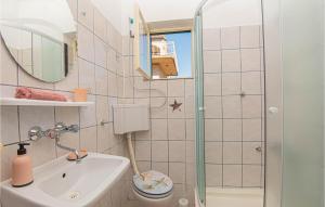 Kúpeľňa v ubytovaní 3 Bedroom Lovely Apartment In Brodarica
