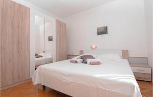 Posteľ alebo postele v izbe v ubytovaní 3 Bedroom Lovely Apartment In Brodarica
