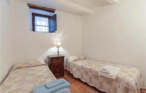Pokój z 2 łóżkami i oknem w obiekcie Greppo A w mieście Greppoleschieto