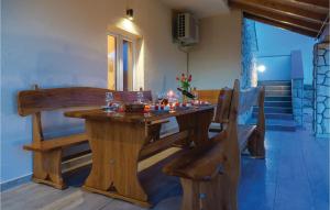 uma mesa de madeira e cadeiras num quarto em Amazing Home In Danilo With Jacuzzi em Radonić
