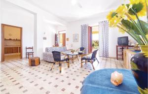 uma sala de estar com uma mesa e cadeiras e um sofá em Villa Caterina em Menfi