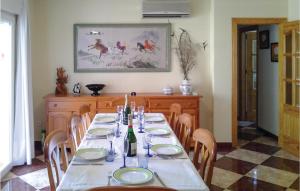 Zdjęcie z galerii obiektu Awesome Home In Portman With Kitchen w mieście Portman
