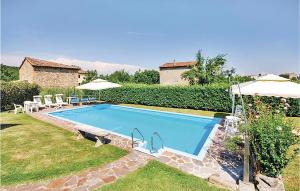 basen w ogrodzie domu w obiekcie Stunning Home In Monticiano With Wifi w mieście Monticiano