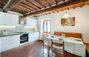 cocina con mesa y fogones horno superior en Nice Home In Monticiano With Wifi en Monticiano