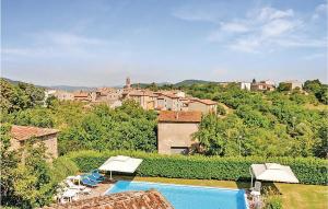 Una vista de la alberca en Nice Home In Monticiano With Wifi o alrededores