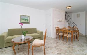 Posezení v ubytování 3 Bedroom Lovely Apartment In Omis