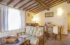 - un salon avec un canapé et une table dans l'établissement Sangiovese 3, à San Donato in Poggio