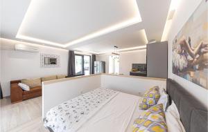 歐克魯東吉的住宿－5 Bedroom Cozy Home In Okrug Donji，一间卧室设有一张床和一间客厅。