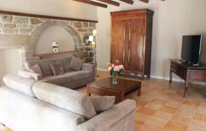 a living room with a couch and a tv at Gorgeous Home In Pleudihen Sur Rance in Mordreuc