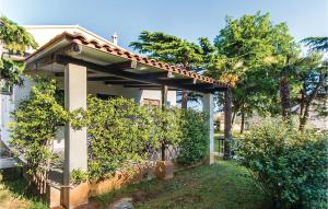 pergola na boku domu w obiekcie Holiday Home Vrcevan I w Medulinie +34 zdjęcia