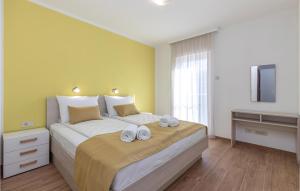 Posteľ alebo postele v izbe v ubytovaní Nice Apartment In Kostrena With Jacuzzi