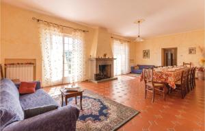 een woonkamer met een tafel en een blauwe bank bij Villa Margherita in Poggioni