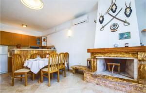 מסעדה או מקום אחר לאכול בו ב-Beautiful Home In Pucisca With Wifi