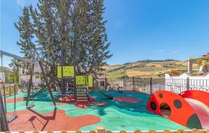 モンテコルトにあるAmazing Home In Montecorto With 3 Bedrooms, Wifi And Outdoor Swimming Poolの遊び場(滑り台、ブランコ付)