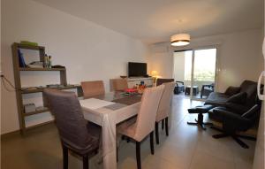 TV a/nebo společenská místnost v ubytování Amazing Apartment In Moriani Plage + 6 fotografií