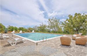 una piscina con sillas de mimbre en Villa Ferria, en Cenadi