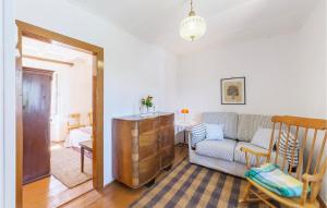 Posezení v ubytování 1 Bedroom Beautiful Home In Funtana