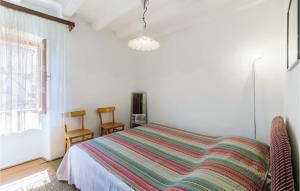 Postel nebo postele na pokoji v ubytování 1 Bedroom Beautiful Home In Funtana