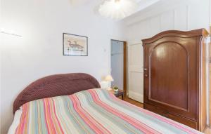 Postel nebo postele na pokoji v ubytování 1 Bedroom Beautiful Home In Funtana