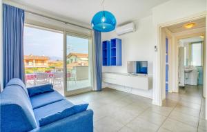 Posezení v ubytování 2 Bedroom Lovely Apartment In Puegnago Sul Garda
