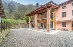 una vista exterior de una casa con entrada de piedra en Loggia Dal Lago, en Arcugnano
