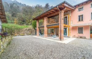 una vista exterior de una casa con entrada de piedra en Loggia Dal Lago, en Arcugnano 22 fotos más