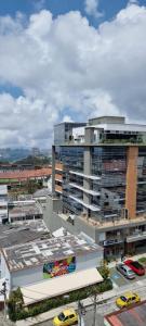 an overhead view of a large building with a parking lot at Hermoso Apto Sector El Cable in Manizales