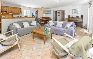 ein Wohnzimmer mit 2 Sofas und einem Tisch in der Unterkunft Stunning Home In Eyragues in Eyragues