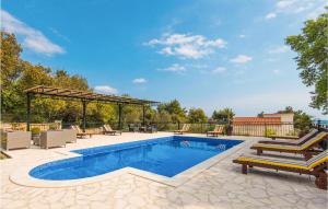 uma piscina com duas espreguiçadeiras ao lado em Pet Friendly Home In Orebic With Jacuzzi em Orebić
