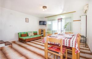 een woonkamer met een tafel en een bank bij Gorgeous Home In Baric Draga With House Sea View in Barić Draga