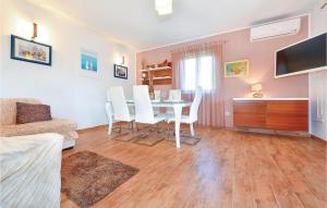 uma sala de estar com uma mesa e cadeiras brancas em 3 Bedroom Amazing Home In Sibenik em Sibenik