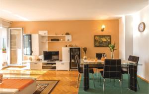 ein Wohnzimmer mit einem Tisch und einem Esszimmer in der Unterkunft Awesome Apartment In Ploce With Kitchen in Ploče