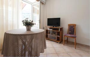 TV a/nebo společenská místnost v ubytování Apartment Ston With Sea View Iv