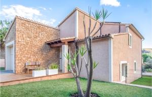 una rappresentazione di una casa con cortile di Lovely Home In Mallorca With Wifi a Cala Mesquida Altre 15 foto