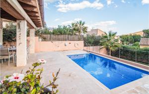 una piscina nel cortile di una casa di Lovely Home In Mallorca With Wifi a Cala Mesquida