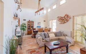 un soggiorno con un divano e un tavolo di Lovely Home In Mallorca With Wifi a Cala Mesquida