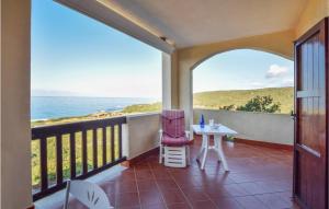 een balkon met een tafel en uitzicht op de oceaan bij Casa Costa Verde in Arbus