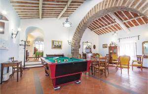 Habitación grande con mesa de billar. en Castello Rocchette, en Celleno