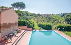 uma grande piscina com cadeiras e um edifício em Beautiful Apartment In Montaione fi With Outdoor Swimming Pool em Querce